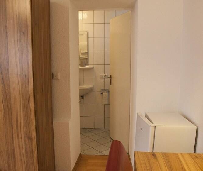 غرفة قياسية ثلاثية, Gästehaus Häuser