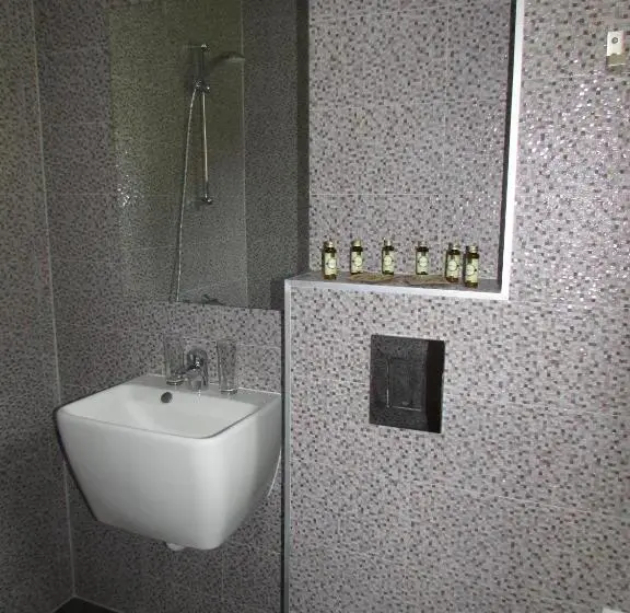 Economy Room, Trigrad