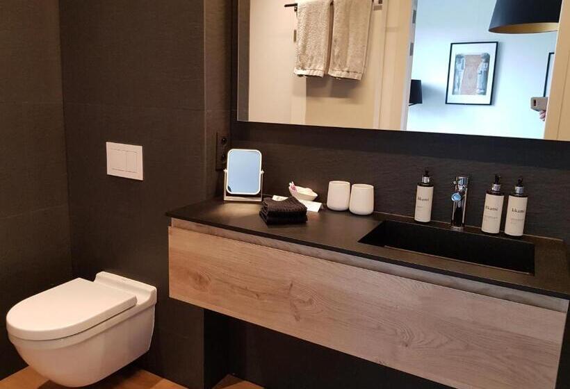 اتاق لوکس با چشمانداز باغ, Akemi B&b