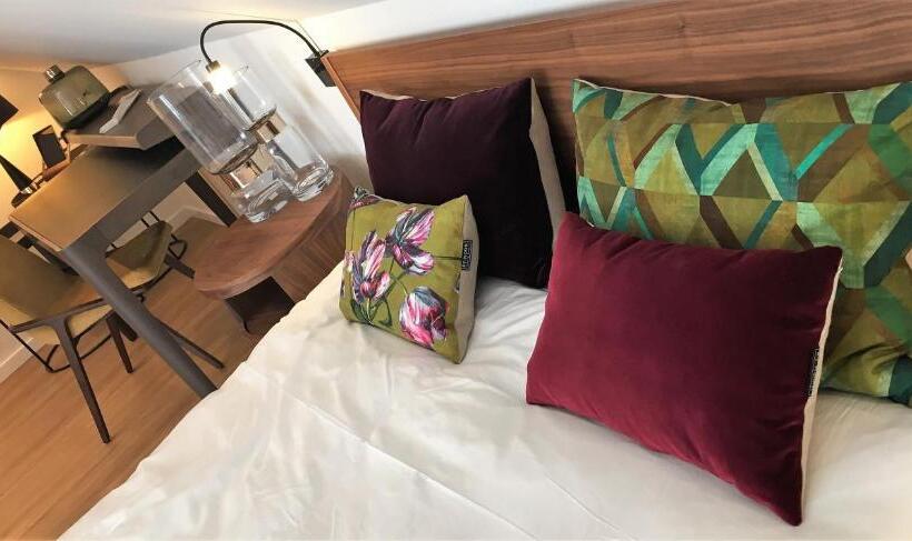 اتاق لوکس با چشمانداز باغ, Akemi B&b