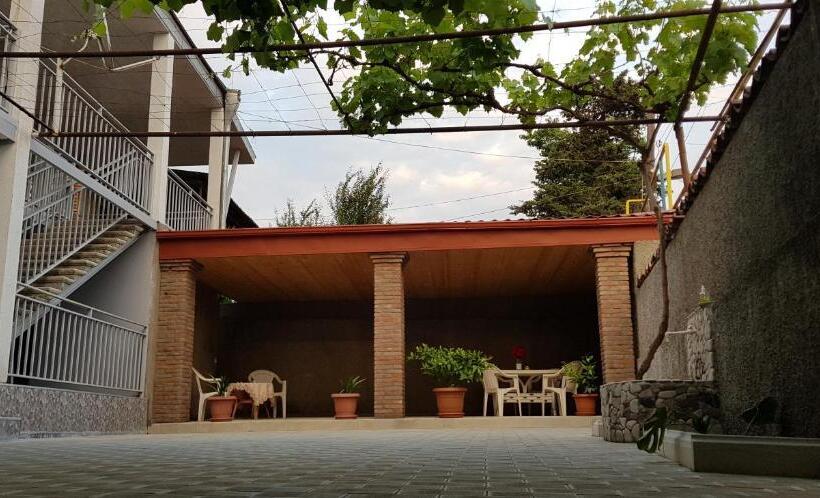 اتاق خانوادگی, White House In Kakheti Eniseli