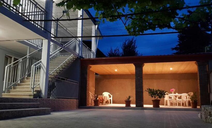 اتاق خانوادگی, White House In Kakheti Eniseli