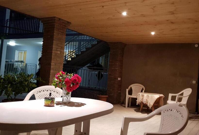 اتاق خانوادگی, White House In Kakheti Eniseli