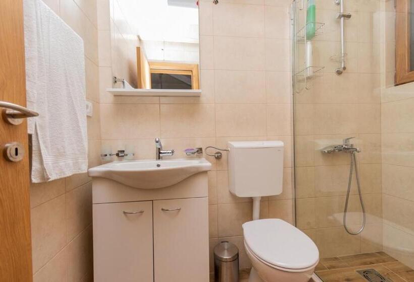 استودیو استاندارد با بالکن, Ostroške Grede