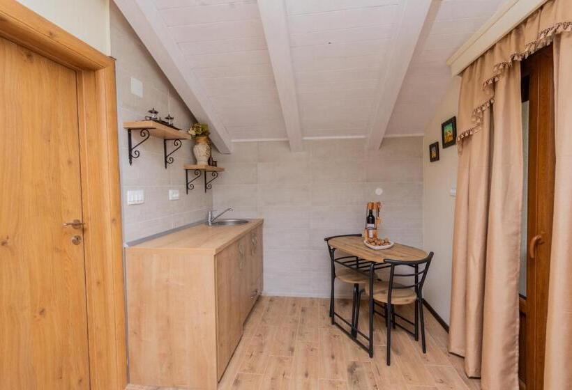 استودیو استاندارد با بالکن, Ostroške Grede