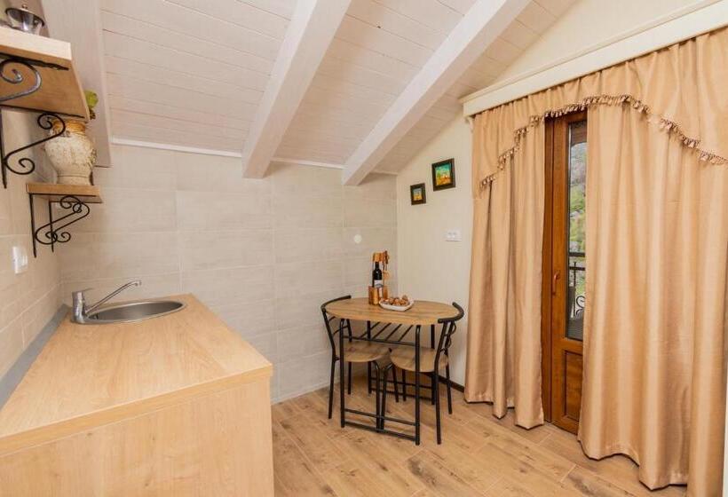 استودیو استاندارد با بالکن, Ostroške Grede