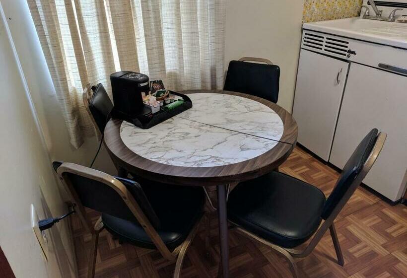 Семейный Номер, Lakeview Motel