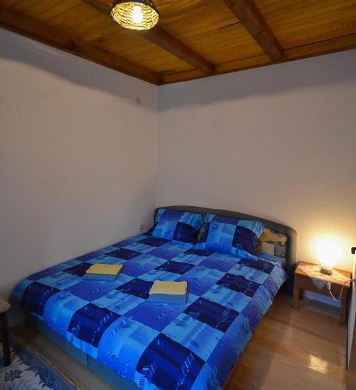 اتاق استاندارد سه نفره, Antik