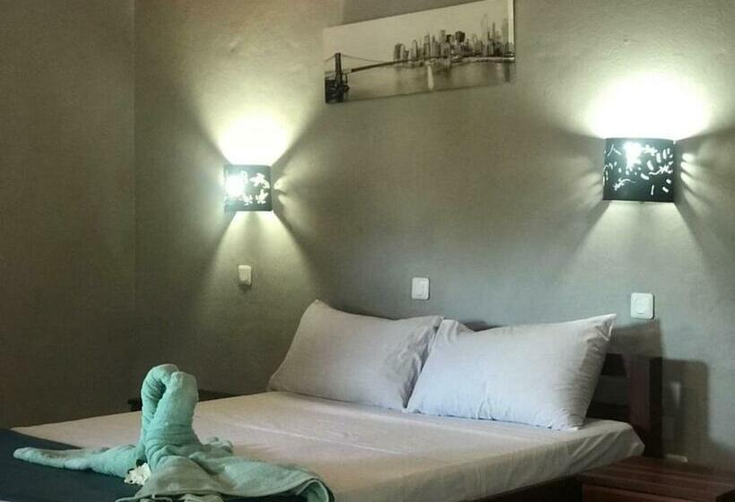 اتاق استاندارد با چشمانداز استخر, L Escale