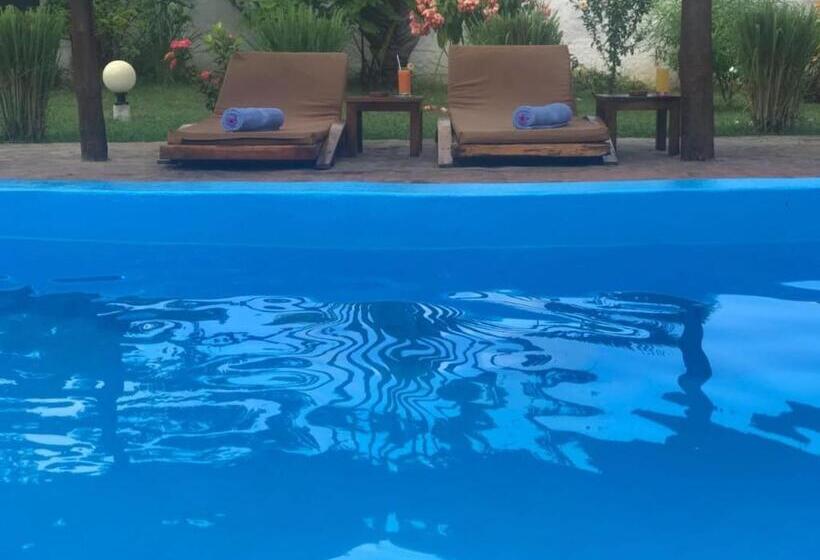 اتاق خانوادگی با چشمانداز باغ, L Escale