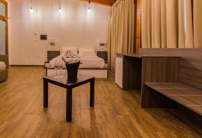 חדק דלוקס עם ג'קוזי, Il Semaforo Sila