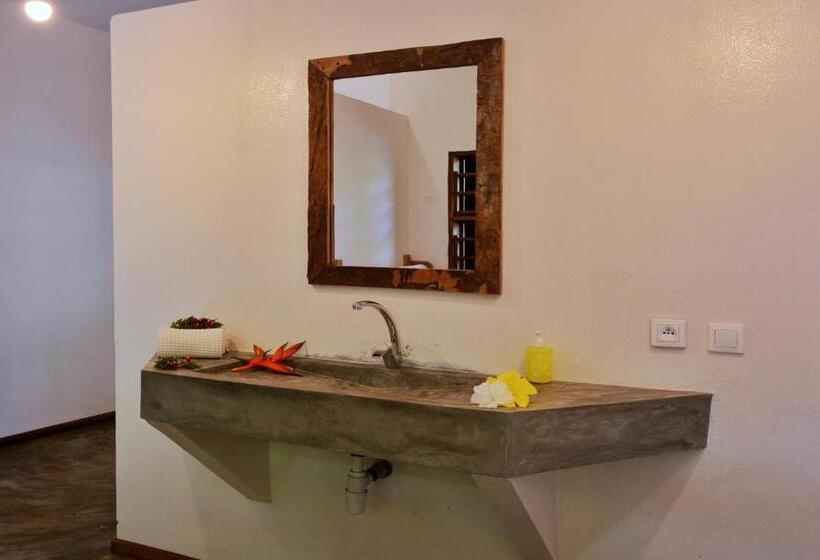اتاق استاندارد با بالکن و چشم‌انداز دریا, Nosy Lodge