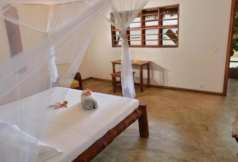 اتاق استاندارد با بالکن و چشم‌انداز دریا, Nosy Lodge