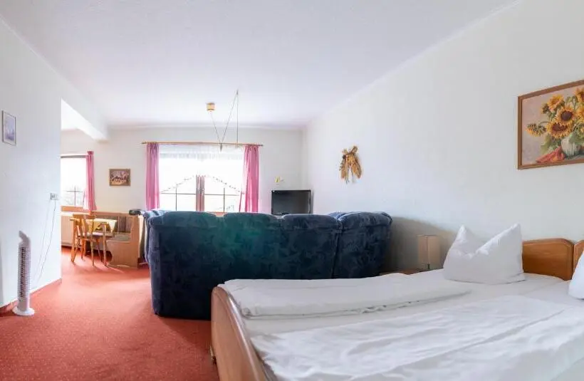 Perhehuone Puutarhanäkymä, Landhotel Biberburg