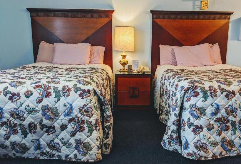带2个双人床的标准工作室, Executive Inn