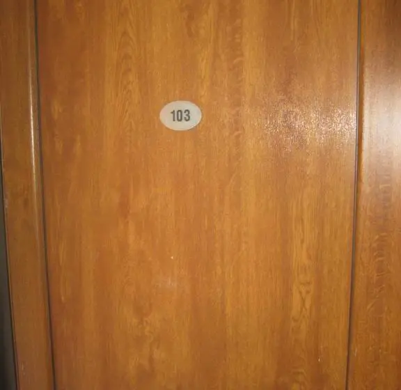 اتاق خانوادگی, 6 Topola