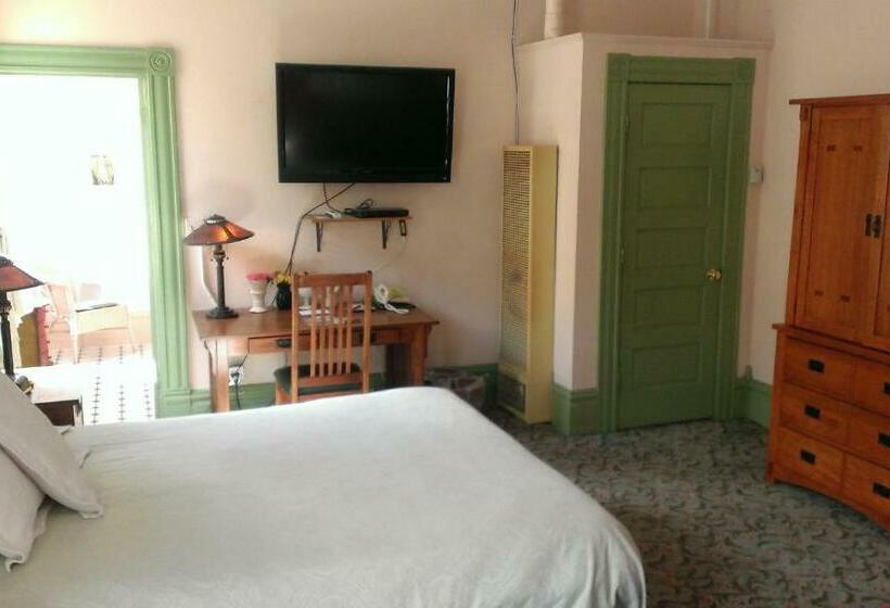 Quarto Estandar, Connor