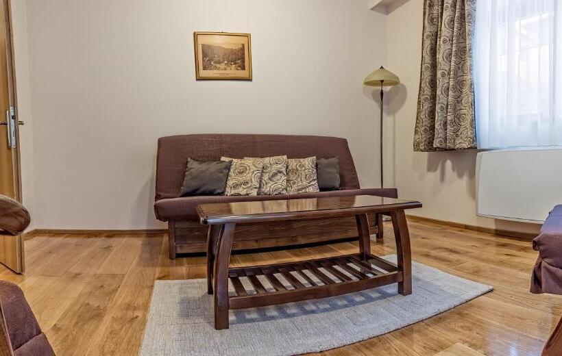 סוויטה משפחתית, Pensiunea Görgő Panzió