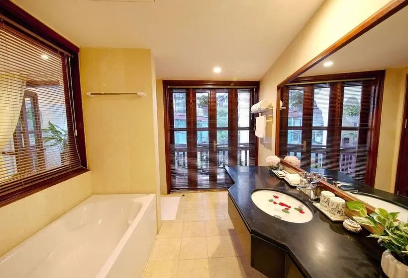 سوئیت با بالکن, Hanoi Nostalgia Hotel & Spa