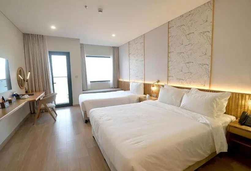 اتاق سه نفره دلوکس با چشم‌انداز دریا, Seabird Hotel Thien Cam