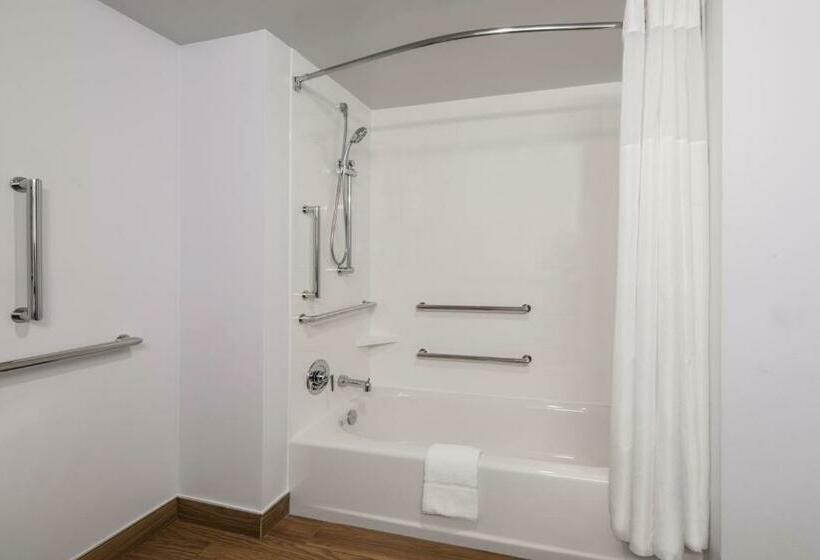 اتاق استاندارد با تخت بزرگ برای معلولان, Hampton Inn & Suites Fort Wayne Downtown