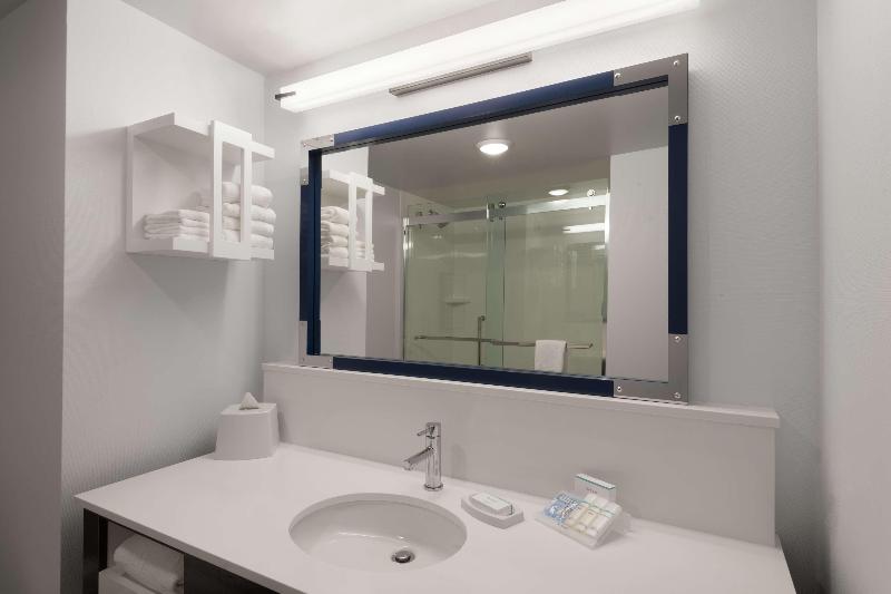 اتاق استاندارد با تخت بزرگ, Hampton Inn & Suites Fort Wayne Downtown