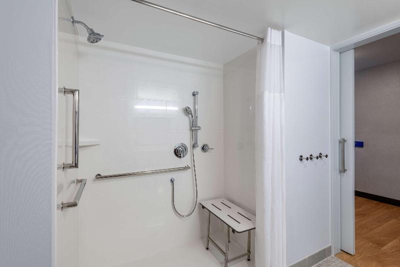 سوئیت با تخت بزرگ, Hampton Inn & Suites Fort Wayne Downtown