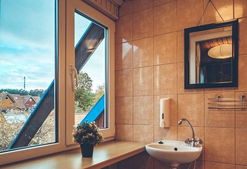 اتاق استاندارد با سرویس بهداشتی مشترک, Guboja