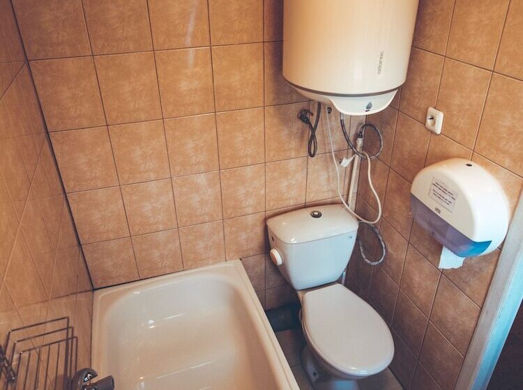 اتاق استاندارد با سرویس بهداشتی مشترک, Guboja