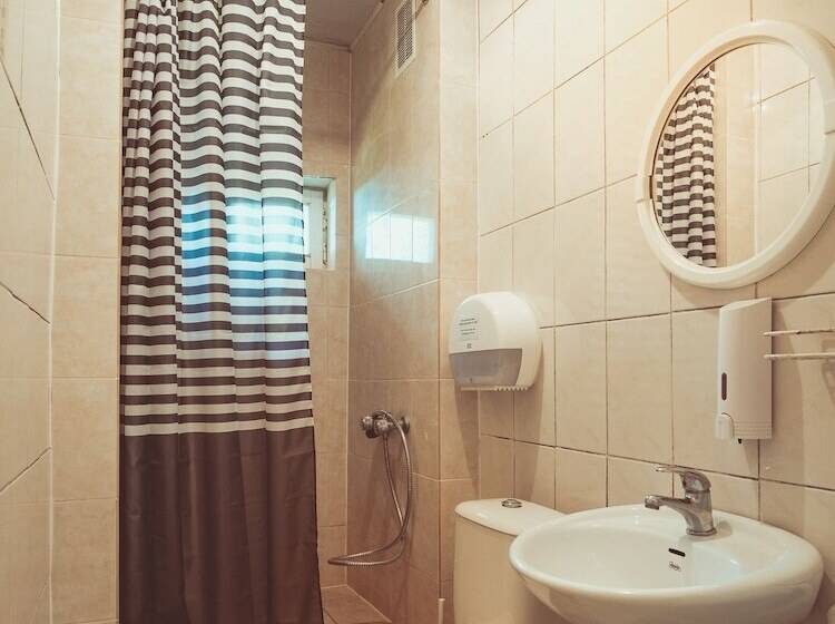 اتاق استاندارد سه تخته با سرویس بهداشتی مشترک, Guboja