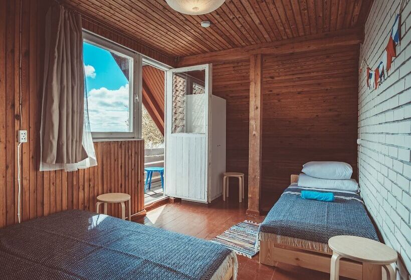 اتاق استاندارد سه تخته با سرویس بهداشتی مشترک, Guboja