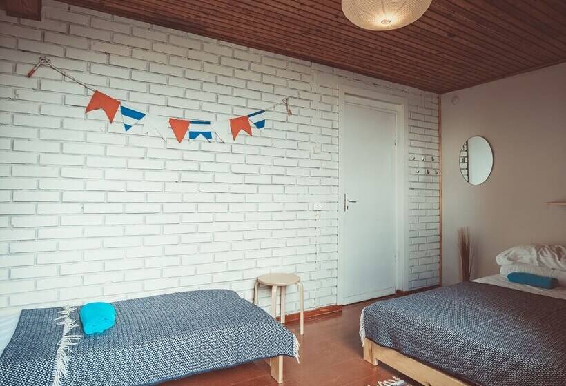 اتاق استاندارد سه تخته با سرویس بهداشتی مشترک, Guboja