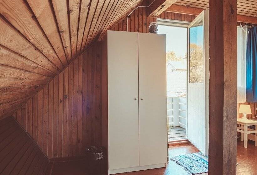 اتاق استاندارد سه تخته با سرویس بهداشتی مشترک, Guboja