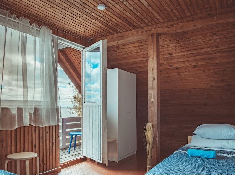 اتاق استاندارد سه تخته با سرویس بهداشتی مشترک, Guboja