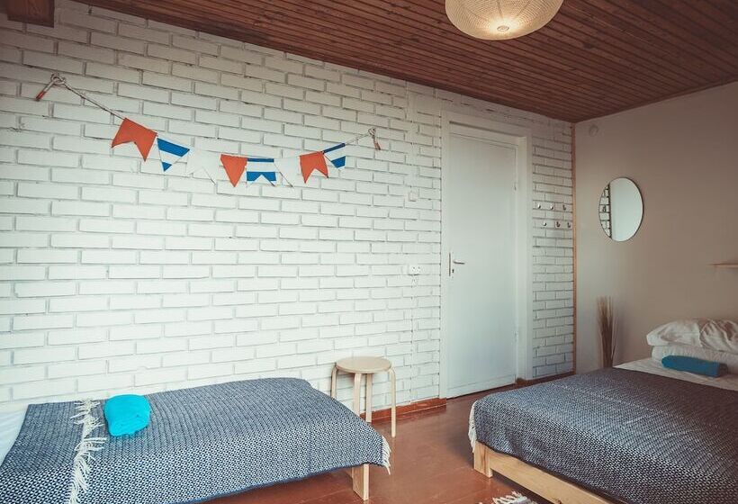 اتاق استاندارد سه تخته با سرویس بهداشتی مشترک, Guboja