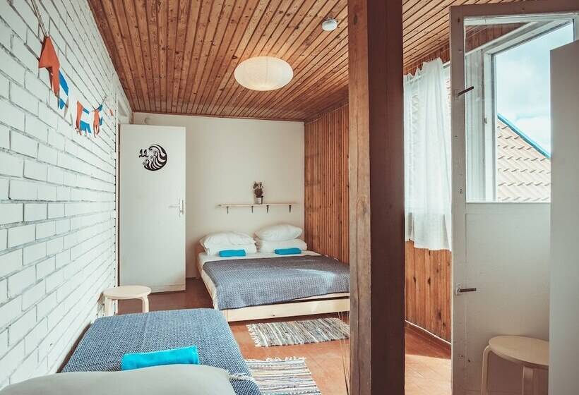 اتاق استاندارد سه تخته با سرویس بهداشتی مشترک, Guboja