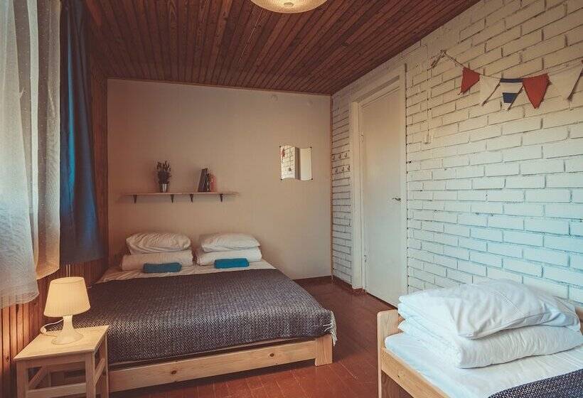 اتاق استاندارد سه تخته با سرویس بهداشتی مشترک, Guboja