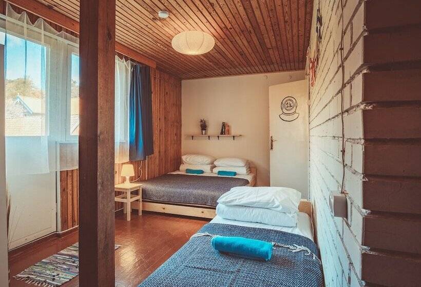 اتاق استاندارد سه تخته با سرویس بهداشتی مشترک, Guboja