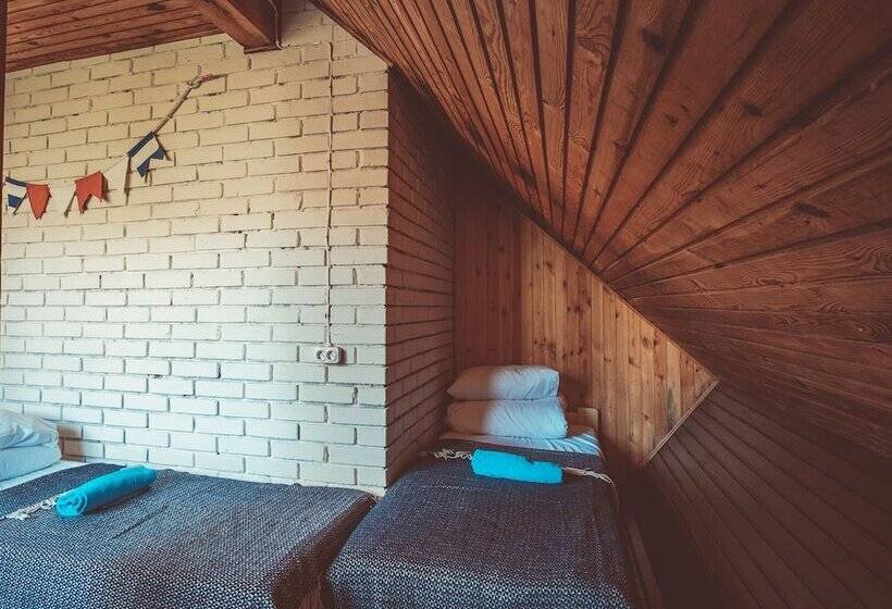 اتاق استاندارد سه تخته با سرویس بهداشتی مشترک, Guboja