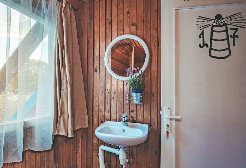 اتاق استاندارد با سرویس بهداشتی مشترک, Guboja