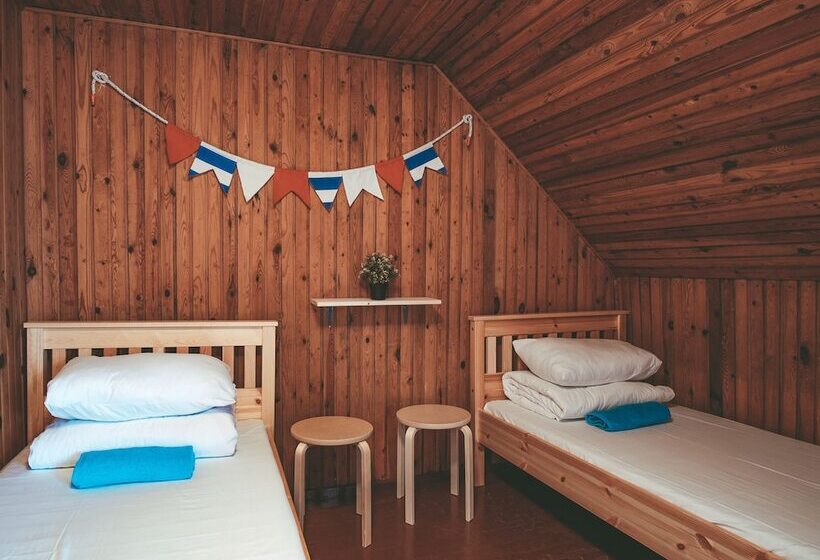 اتاق استاندارد با سرویس بهداشتی مشترک, Guboja