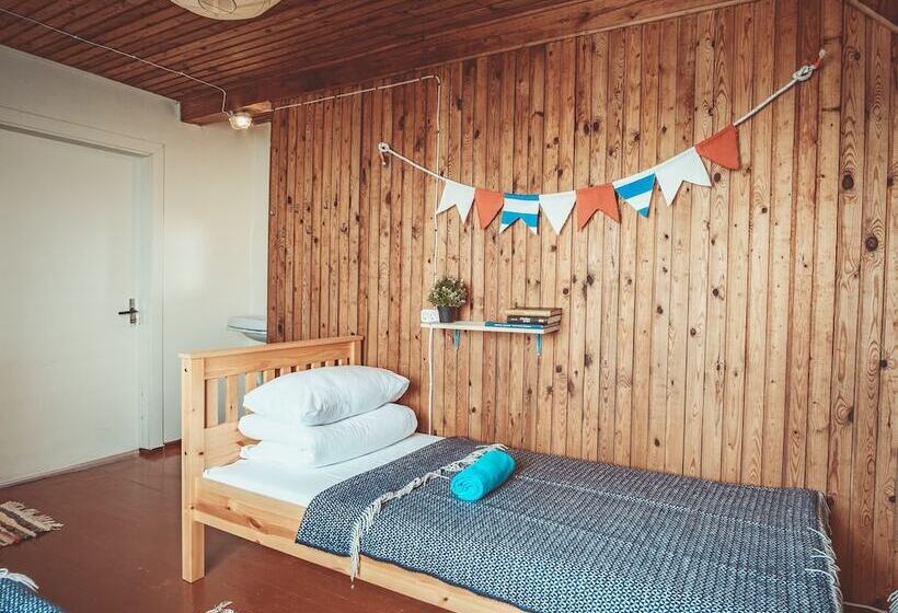 اتاق استاندارد سه تخته با سرویس بهداشتی مشترک, Guboja