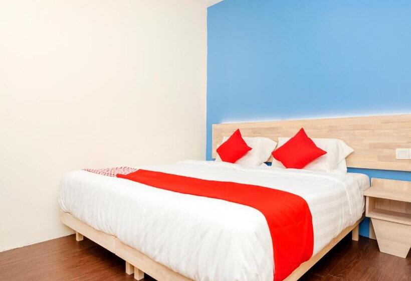 キングサイズベッドのスタンダードルーム, Oyo 778 Bmw 2