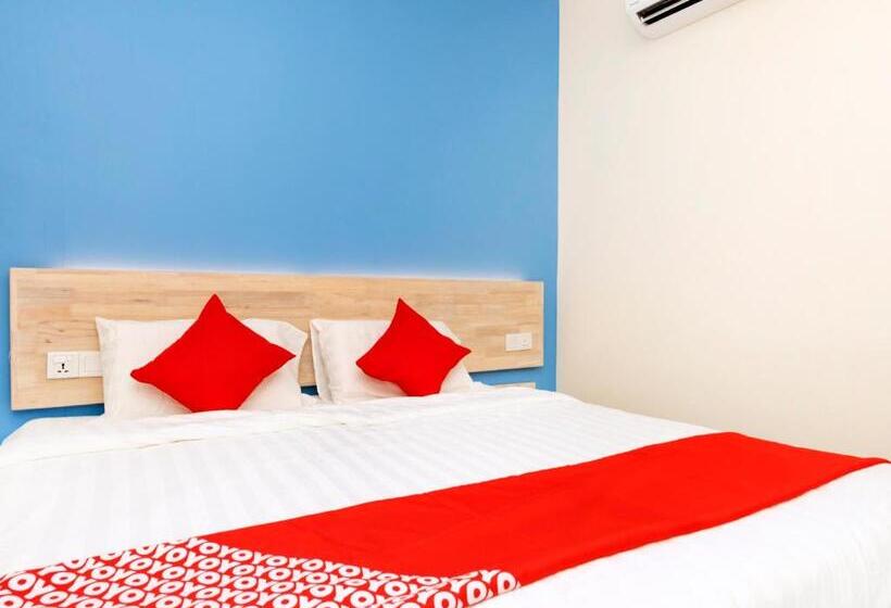 キングサイズベッドのスタンダードルーム, Oyo 778 Bmw 2