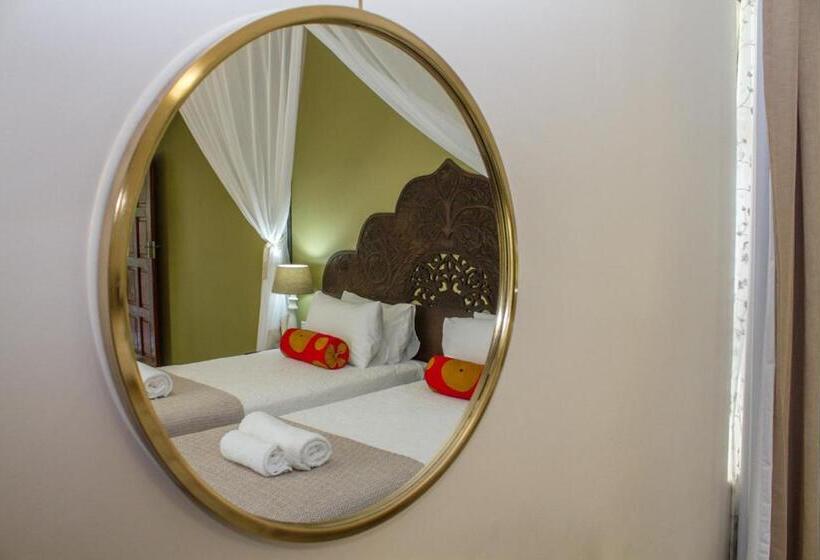 اتاق لوکس سه تخته, 528 Victoria Falls Guest House