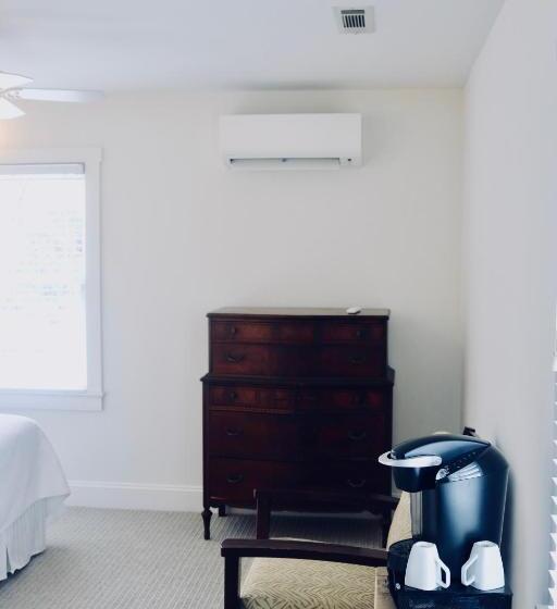 Standard Szoba King Size Bed, Dahlonega Resort And Vineyard