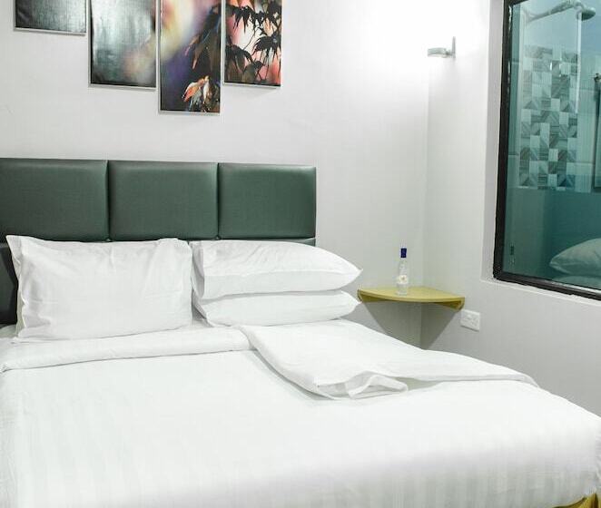 اتاق لوکس, Maple Inn