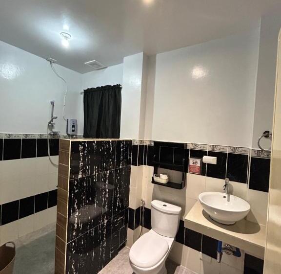 اتاق خانوادگی, Seaslugs Traveller S Inn