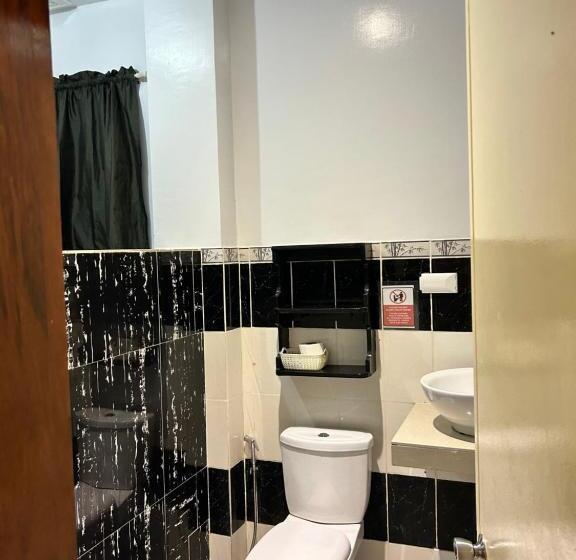 اتاق خانوادگی, Seaslugs Traveller S Inn