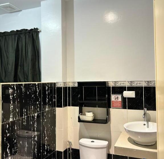 اتاق خانوادگی, Seaslugs Traveller S Inn